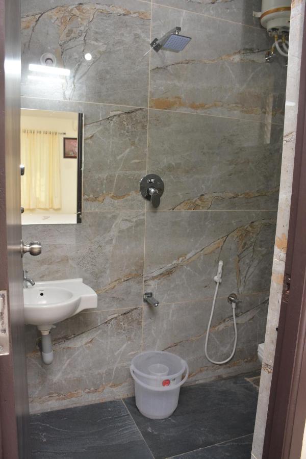 Arihanth Inn Vellore Bagian luar foto